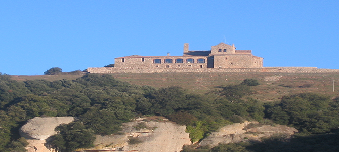La Mola, el Montcau y la ermita cueva de Santa Agnès. La Mola, el Montcau y la ermita cueva de Santa Agnès.